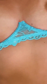 Mi scopa con la mia lingerie addosso e io mi eccito molto