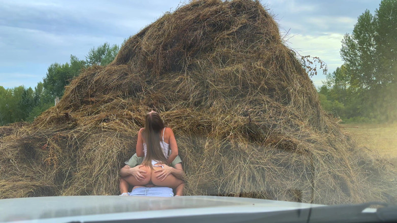HomeVideoLive: This Beauty Loves in a Public Place. Hayloft. Nature