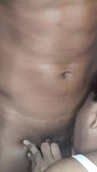Matura Porta Il Suo Amante a Casa E Gli Succhia Il Cazzo Mentre Suo Marito Arriva