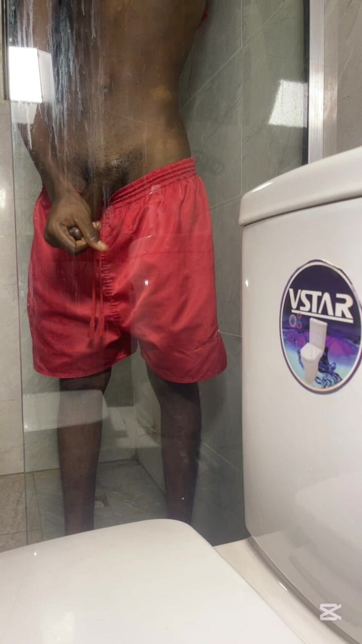 Aded-Toxic: Cewek dengan tubuh langsing ini lagi asik mainin kontol besar