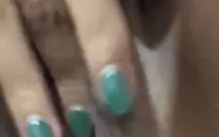 Jilbab69: 샤워하기 전에 젖을 때까지 질을 삽입하십시오.
