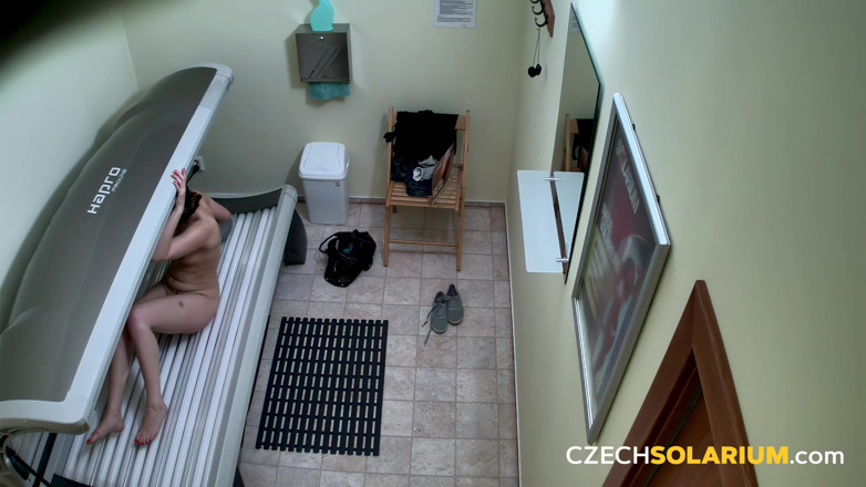 Czech Solarium: Czech Solarium 176: สาวสีผมบรูเน็ตผู้ใหญ่อวดหีแน่น ๆ ของเธอในห้องอาบแดด