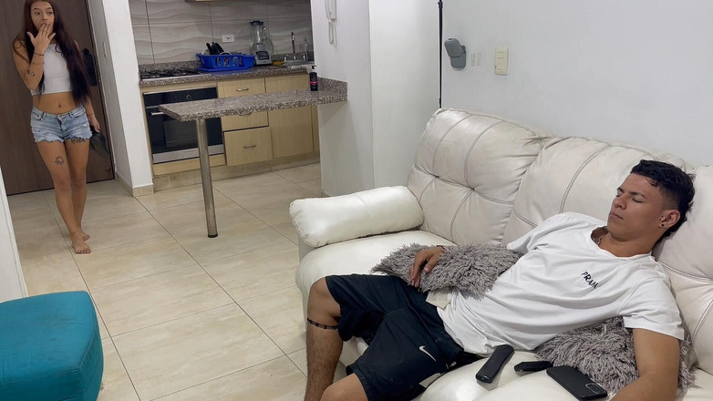 Kyleipalvin: Adik tiriku tiba-tiba datang terlambat setelah pesta dan sebagai hukumannya,...