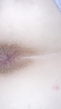 我的同学18岁女孩刚学会了如何用她的脚来处理鸡巴，第一次为我张开她的阴户