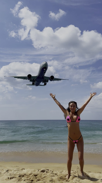 Monika Fox: Monika Fox bergambar dalam bikini merah jambu dengan bintang di...