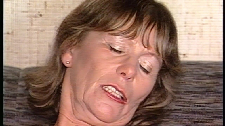 VintageXMovies: Sexy milfka je tvrdě ošukána na malém gauči