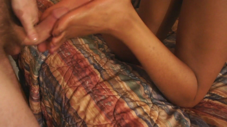 Radical Interracial: Tato ebenová holka miluje footjob