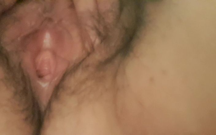 Mommy big hairy pussy: 熟女阴毛浓密的阴道特写