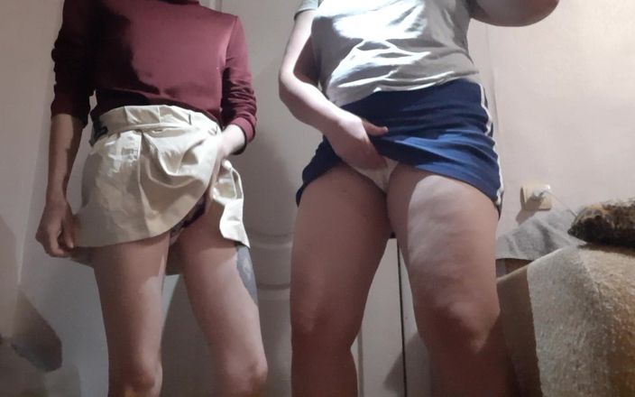 Lesbian-illusion: Dwie uczennice w krótkich spódnicach masturbują się gorąco i szybko...