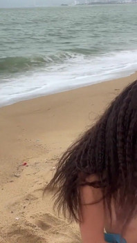 Babe kan ik op je tieten klaarkomen? - Pik tonen op het strand