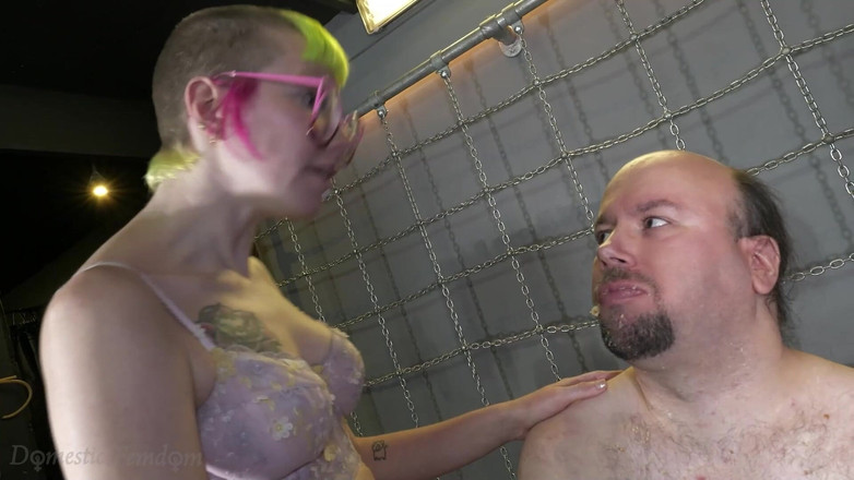 Domestic femdom: Ponížená S Narozeninovým Dortem