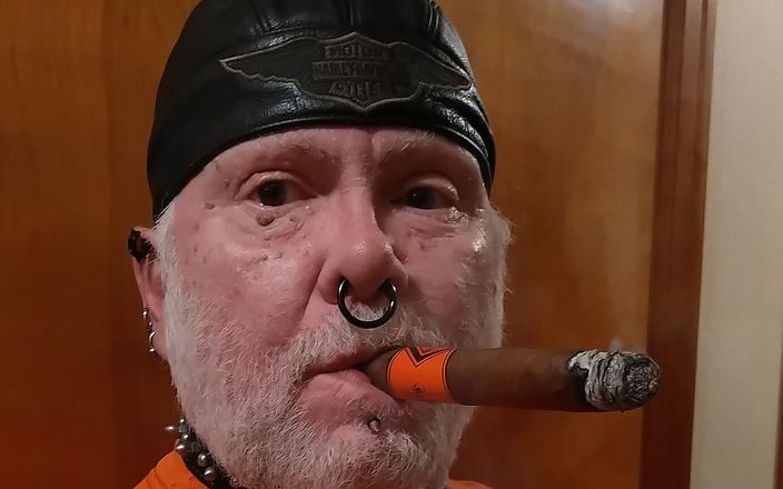 Leather biker Gena: Herrin leatherBikerGena genießt eine Zigarre und plaudert mit ihren fans