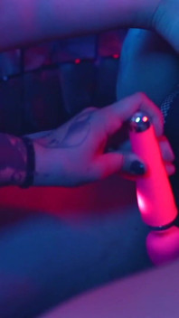 Lesbiană tânără gâdilare și orgasm
