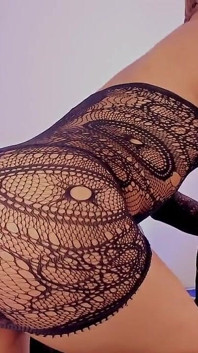 Sexy comel femboy Ken meneroka pantatnya yang gemuk dengan mainan