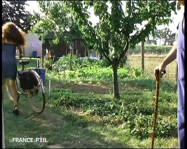 French Wives Offered: Złośliwa dziewczyna robi dziadka i jej sąsiada, podczas gdy ona...