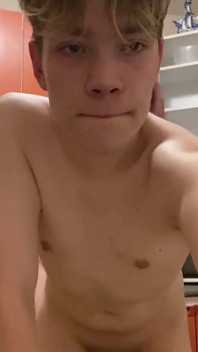 Kızgın bir Rus ayısı 19 yaşındaki twink'i mutfakta sikiyor