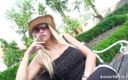 Smoke it bitch: Nena rubia fuma sensualmente en un banco del parque