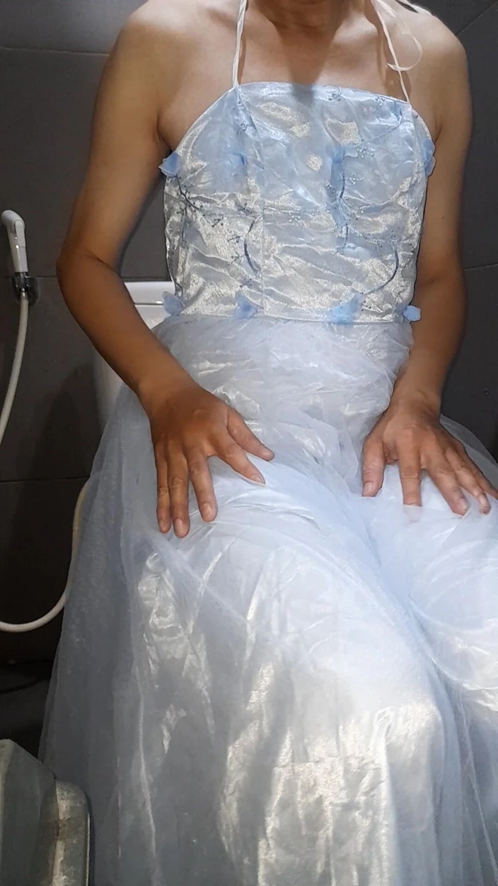 Naomisinka: Crossdresser Cumshot Memakai Pakaian Pengantin Biru