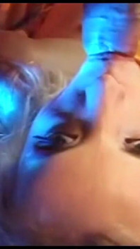 Sletterige blondine gegangbanged in een viertal