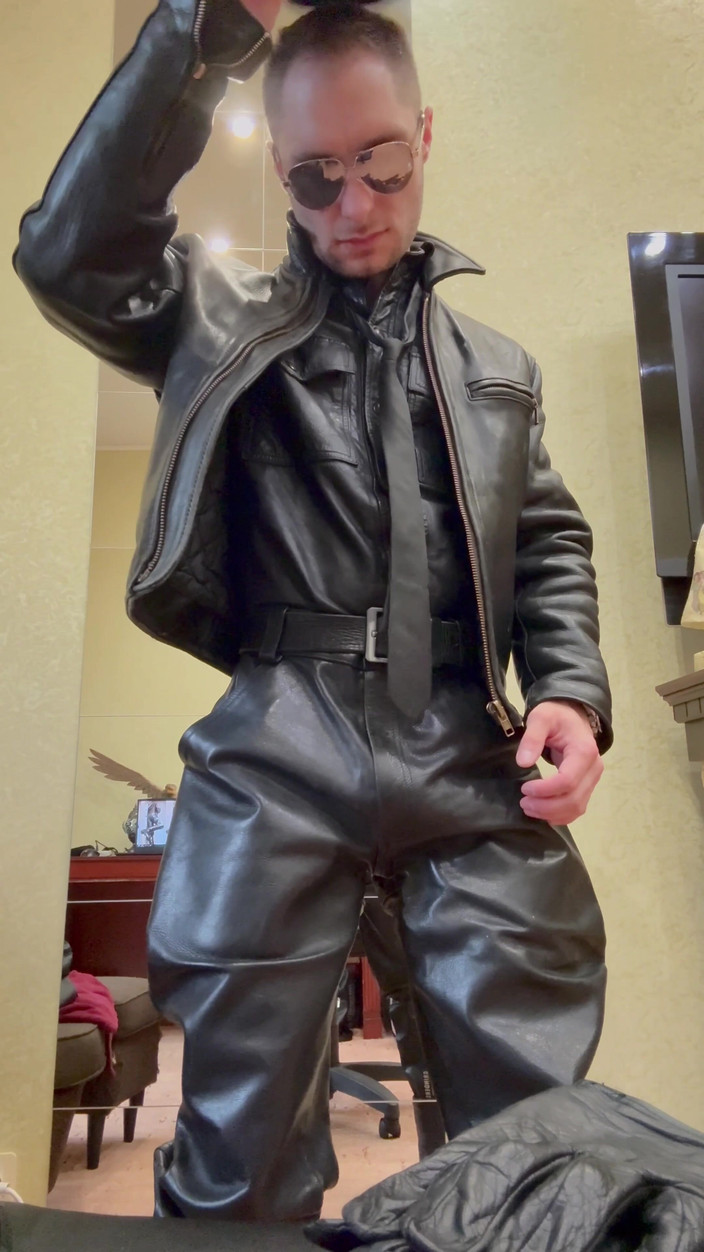 KinkySirius: Tam deri kıyafetlerle polis memuru Kinkysirius kameranın önünde bir striptiz sahneledi!