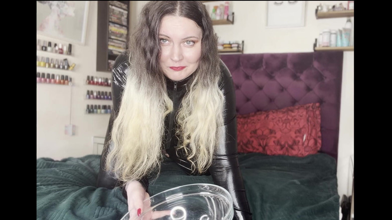 MissFFW: Miss ffw lagi asik kencing sambil pakai catsuit wanita lain