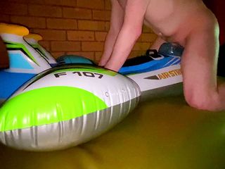 Aussie bi boy: Blauer intex luftschlag flugzeug fickt auf wasserbett