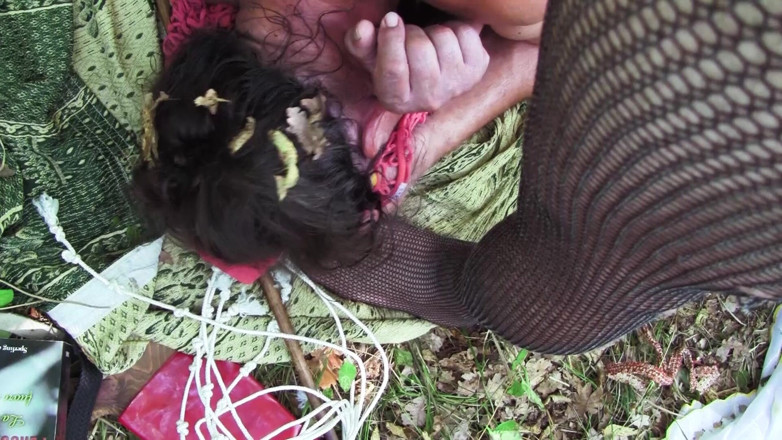 Fetish Bear : Male Mode: Jonge sadist slaat een oud varken dat in het bos...