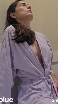 그녀의 젖은 보지를 오르가즘으로 문지르는 Annablue