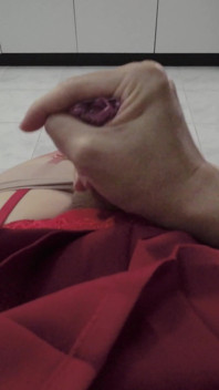 Sissykanisa dalam permainan skirt merah melancap kelentitnya sehingga pancutan mani