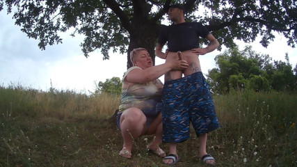 Zona901: Bitch jerks off my dick in the park