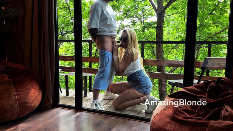 Amazing Blonde: Розкішний готель, дикий ліс і соковитий мінет біля скла