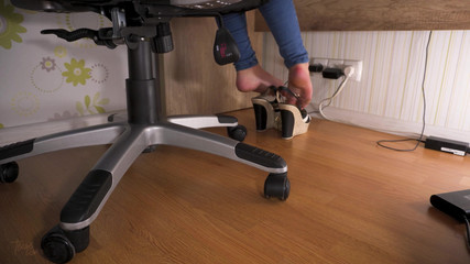 Teasecombo 4K: Подглядываю на горячую секретаршу, соблазняющую сексуальные ступни на высоких каблуках под нижней камерой