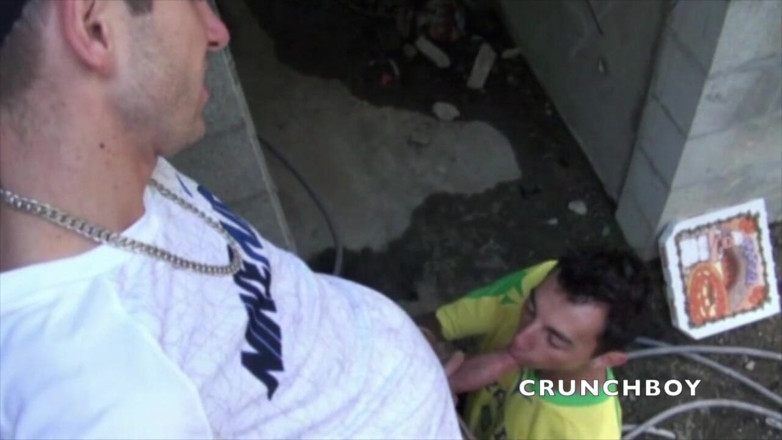 Crunch Boy: Dva mladí fotbalisté po zápase šukají na venkovním místě