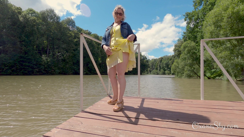 MILF Oxana: Une salope se fait enculer dans un parc naturel