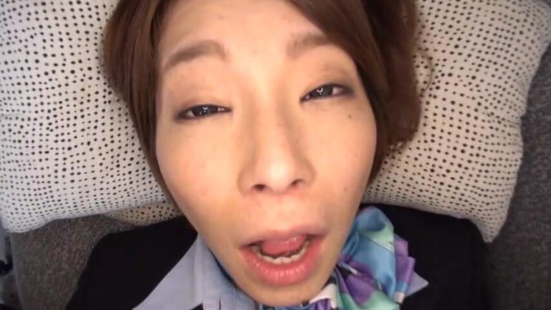 CherryBONBON: 一个成熟的男人和一个诱人的客舱服务员