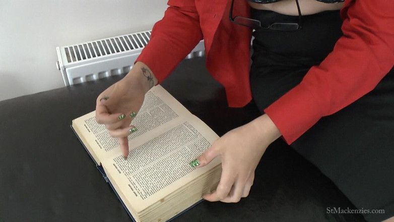 St Mackenzie's Archive: Slečna Dogan si nechává svá vymklatá zápěstí