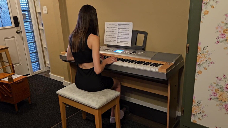Amelia Amour: Pianostudente geneukt door leraar
