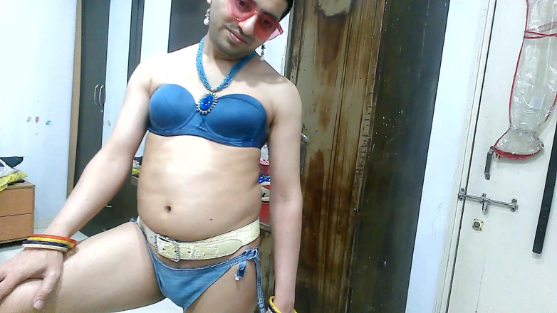 Cute & Nude Crossdresser: Quente maricas crossdresser femboy Sweet Lollipop em um biquíni jeans...