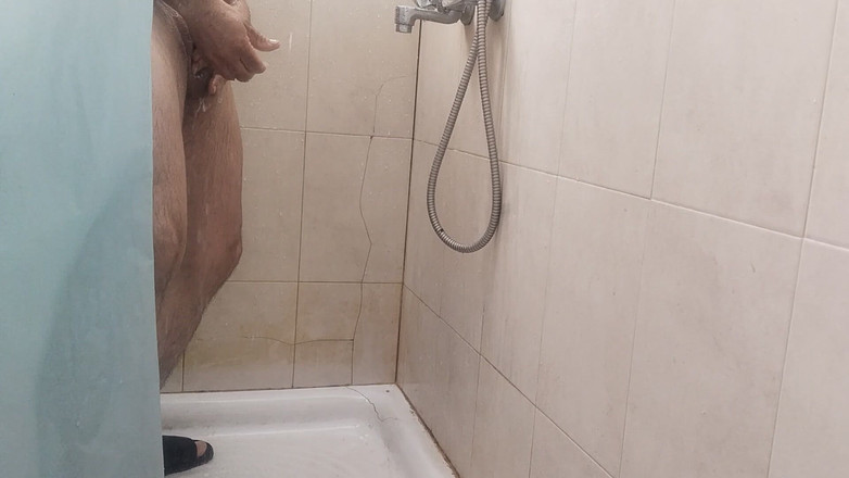 Silkybear143: 坚硬漂亮的鸡巴在洗澡时变得饥渴