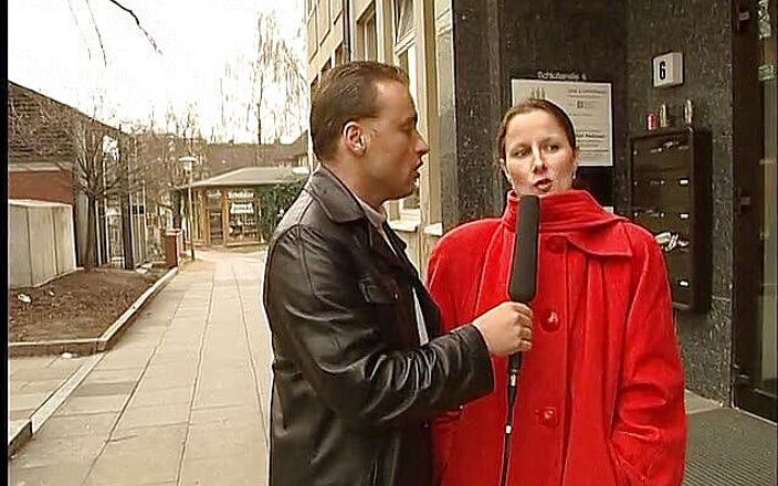 Lucky Cooch: Esmer Alman bayan açık havada röportaj yapıyor