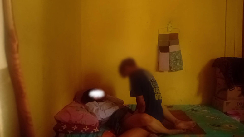 Famly sex: Юная девушка в колледже вЕнтоте у нее дома, когда она одинока