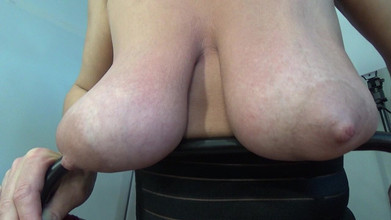 AnnaBUST: Spezialstuhl für Dildo Hautnah