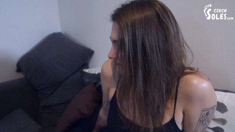 Czech Soles - foot fetish content: Adorazione del piede con grandi archi nella sala d'attesa