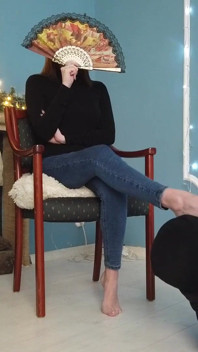 Worshiping the feet of a girl in blue jeans