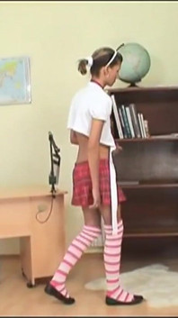 Uma milf muito tesuda vestida como uma foda estudantil
