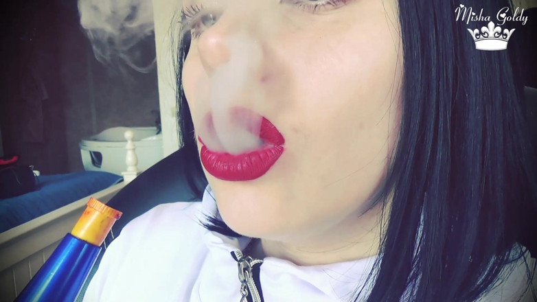 Goddess Misha Goldy: Fumaça de grandes lábios vermelhos escuros