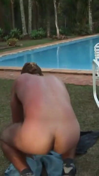 Junger poolliebhaber