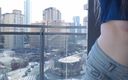 Veronika Vonk: Gadis gamer panas berpakaian pamer di balkon luar ruangan