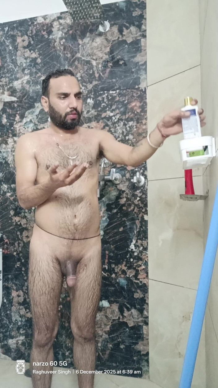 Rajasthani-old-lover: シャワーを浴びているインド警察官