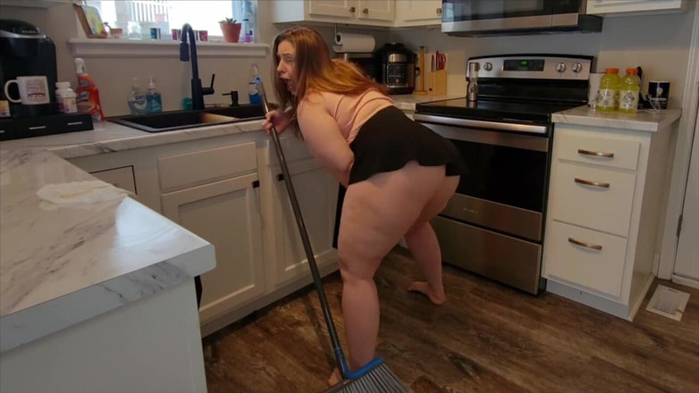KinkyKatie: Real grandota milf limpia la cocina mientras usa lovense flexer...